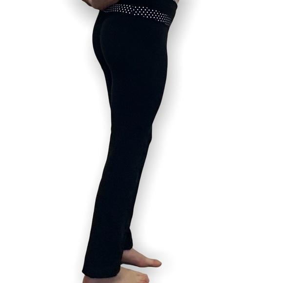 Black low-rise Lululemon yoga pants with polka dot waistband - Picture 4 of 4